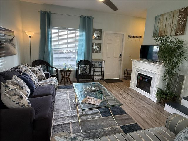 3304 Lisa Ln 102, Naples, FL 34109