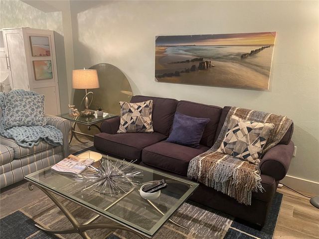 3304 Lisa Ln 102, Naples, FL 34109