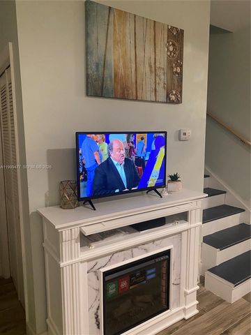 3304 Lisa Ln 102, Naples, FL 34109