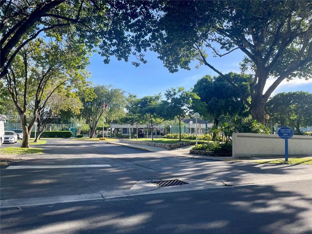 110 Gardens Dr 203, Pompano Beach, FL 33069