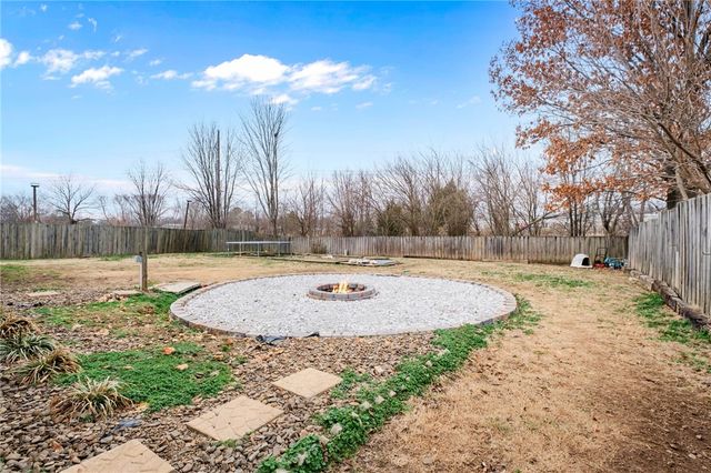 1011 W Green Acres Place, Rogers, AR 72758