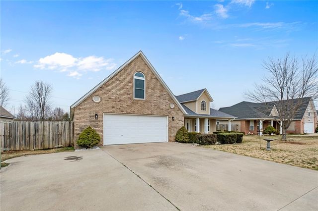 1011 W Green Acres Place, Rogers, AR 72758