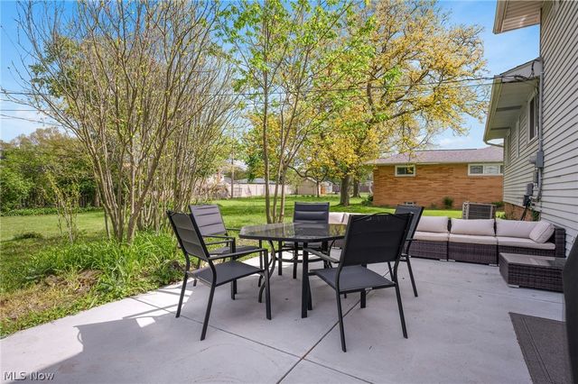 5609 Pinnacle Park Drive, Seven Hills, OH 44131