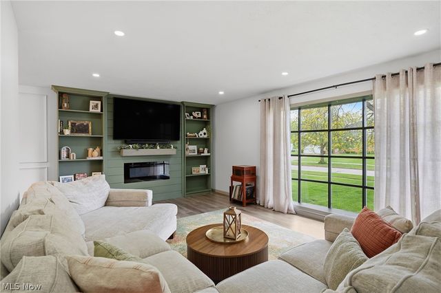 5609 Pinnacle Park Drive, Seven Hills, OH 44131