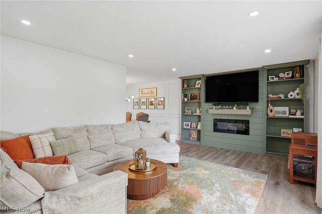 5609 Pinnacle Park Drive, Seven Hills, OH 44131
