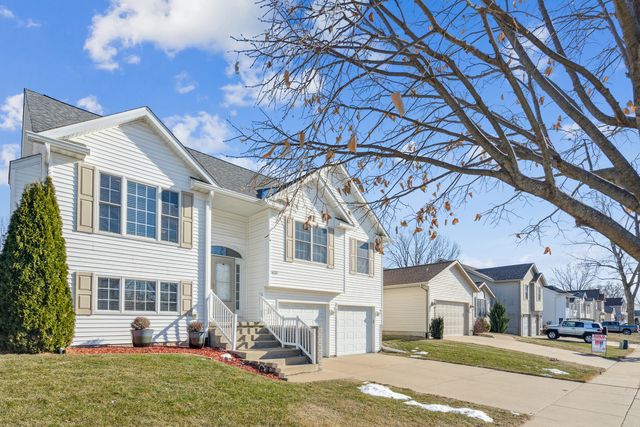 6737 Brookview Lane, Davenport, IA 52806