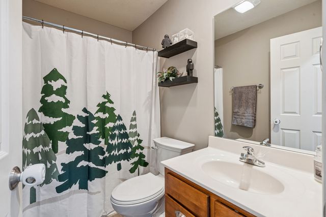 6737 Brookview Lane, Davenport, IA 52806