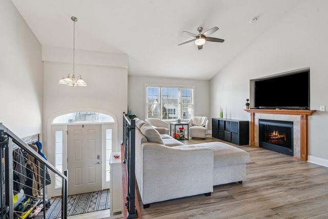 6737 Brookview Lane, Davenport, IA 52806