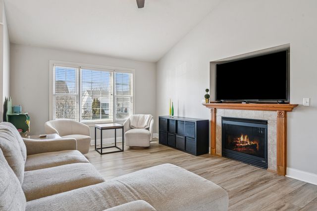 6737 Brookview Lane, Davenport, IA 52806