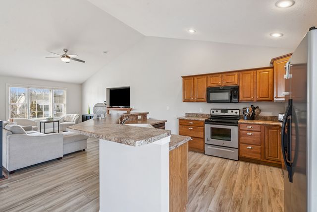 6737 Brookview Lane, Davenport, IA 52806