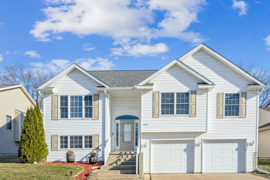 6737 Brookview Lane, Davenport, IA 52806