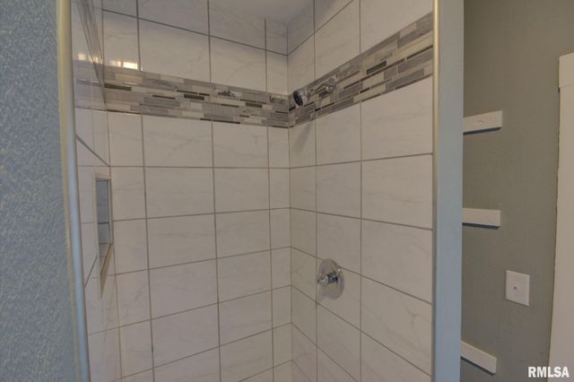 2312 W 1ST Street, Davenport, IA 52802