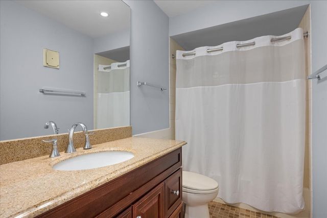 1795 Lake Cook Road 107, Highland Park, IL 60035