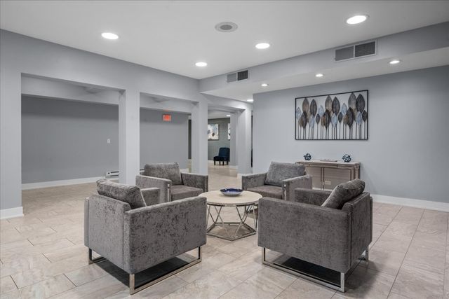 1795 Lake Cook Road 107, Highland Park, IL 60035
