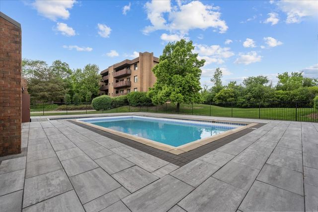 1795 Lake Cook Road 107, Highland Park, IL 60035