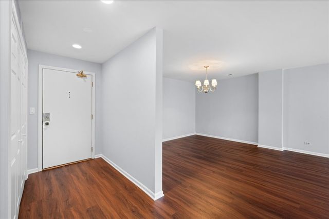 1795 Lake Cook Road 107, Highland Park, IL 60035
