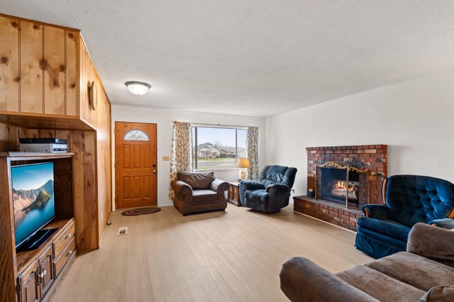 2744 Merriman Road, Medford, OR 97501