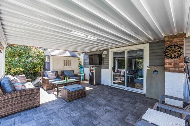 3 Bayview Place, Locust Valley, NY 11560