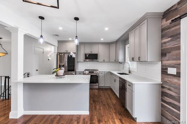 3 Bayview Place, Locust Valley, NY 11560