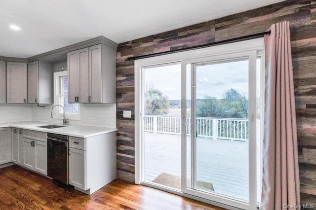 3 Bayview Place, Locust Valley, NY 11560