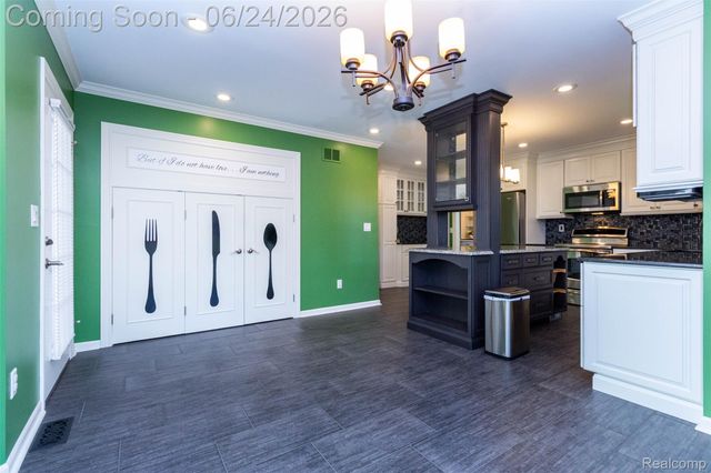 21170 Outer Drive Drive, Dearborn, MI 48124