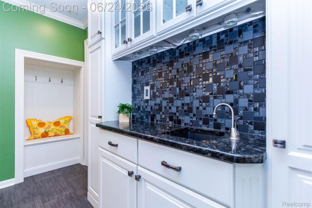 21170 Outer Drive Drive, Dearborn, MI 48124