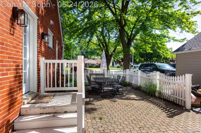 21170 Outer Drive Drive, Dearborn, MI 48124
