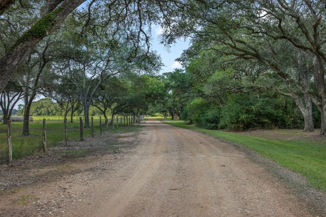 1426 Cr 2152, Rock Island, TX 77470