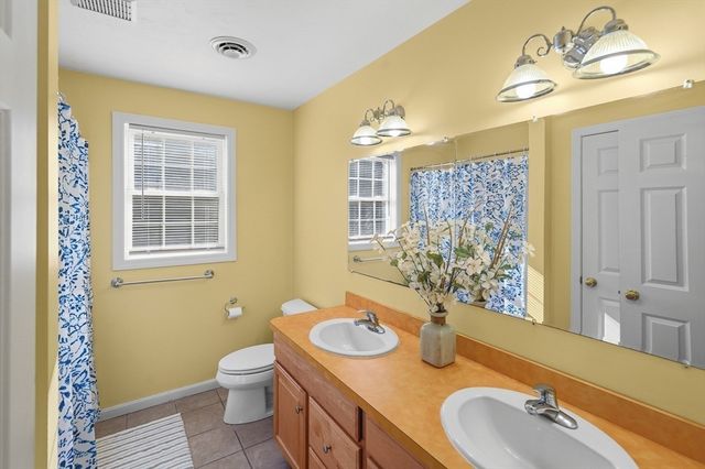42 Castine St A, Worcester, MA 01606
