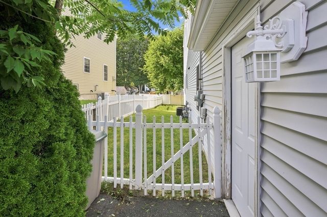 42 Castine St A, Worcester, MA 01606