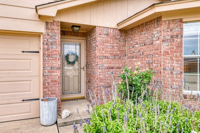 929 Comiskey Court, Saginaw, TX 76179