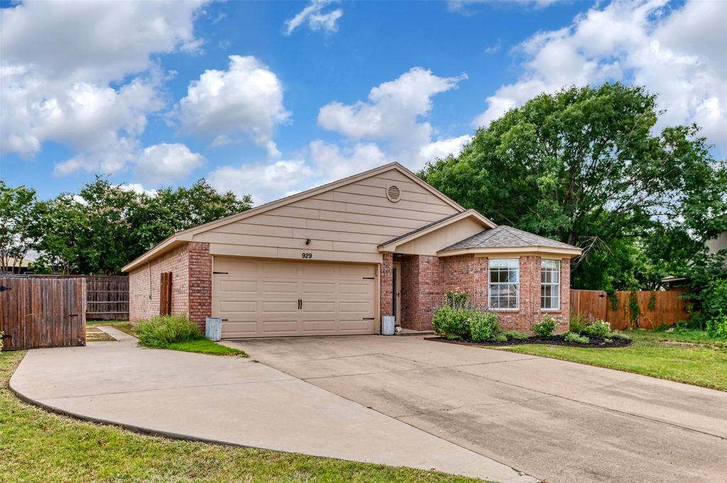 929 Comiskey Court, Saginaw, TX 76179