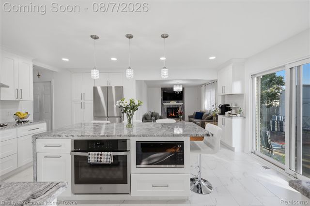 2986 Groves Drive, Sterling Heights, MI 48310