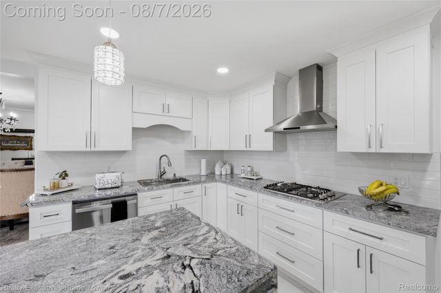 2986 Groves Drive, Sterling Heights, MI 48310