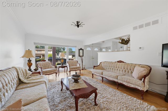 2986 Groves Drive, Sterling Heights, MI 48310