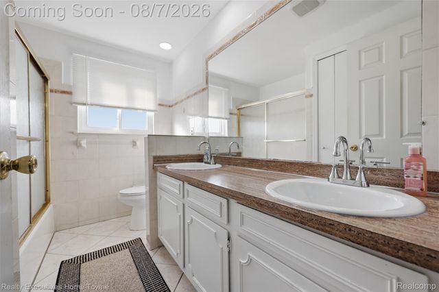 2986 Groves Drive, Sterling Heights, MI 48310