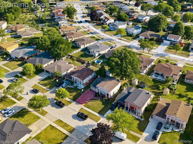 2986 Groves Drive, Sterling Heights, MI 48310