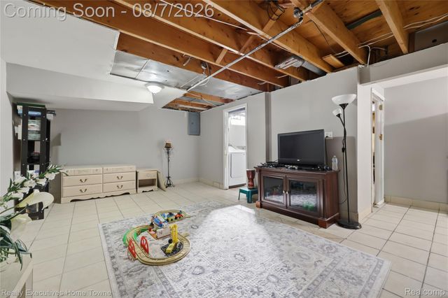 2986 Groves Drive, Sterling Heights, MI 48310