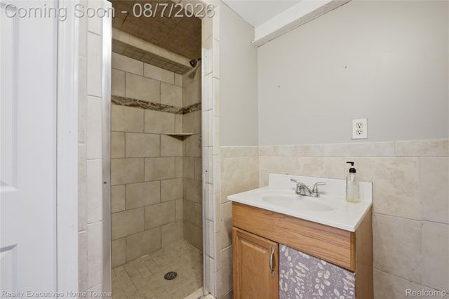 2986 Groves Drive, Sterling Heights, MI 48310
