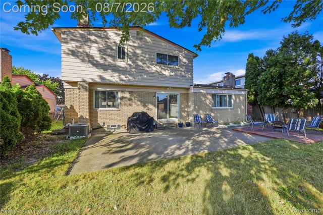 2986 Groves Drive, Sterling Heights, MI 48310