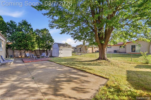 2986 Groves Drive, Sterling Heights, MI 48310
