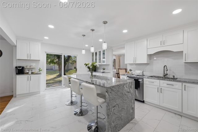 2986 Groves Drive, Sterling Heights, MI 48310