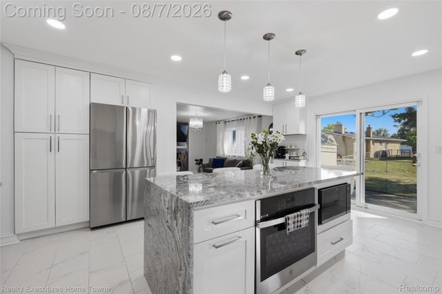 2986 Groves Drive, Sterling Heights, MI 48310