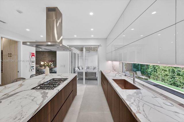 315 Palmwood Ln, Key Biscayne, FL 33149