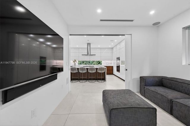 315 Palmwood Ln, Key Biscayne, FL 33149