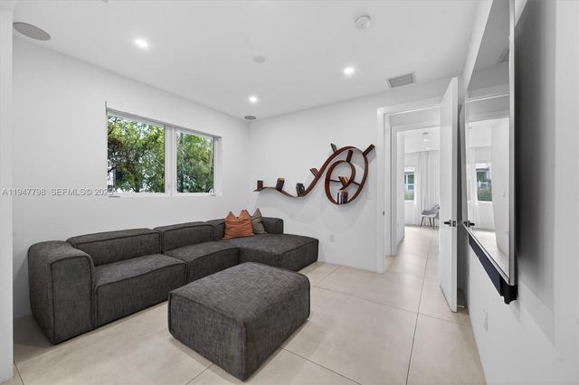 315 Palmwood Ln, Key Biscayne, FL 33149