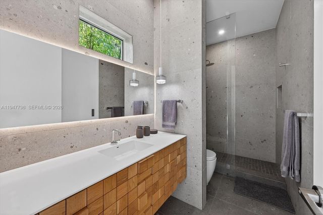 315 Palmwood Ln, Key Biscayne, FL 33149