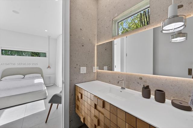 315 Palmwood Ln, Key Biscayne, FL 33149