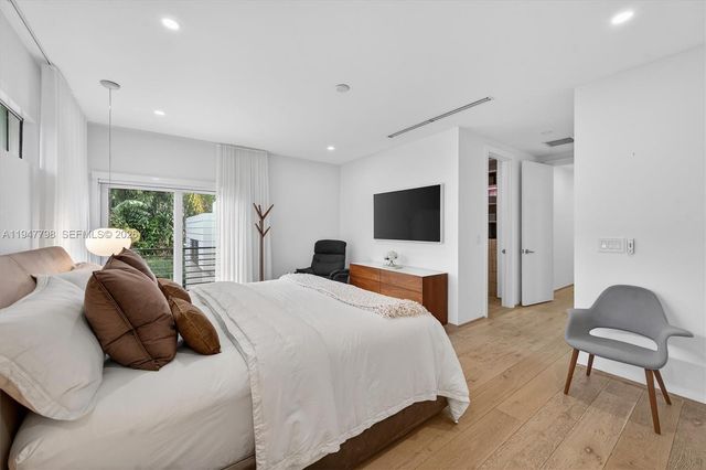 315 Palmwood Ln, Key Biscayne, FL 33149