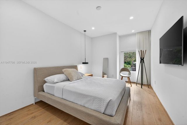 315 Palmwood Ln, Key Biscayne, FL 33149